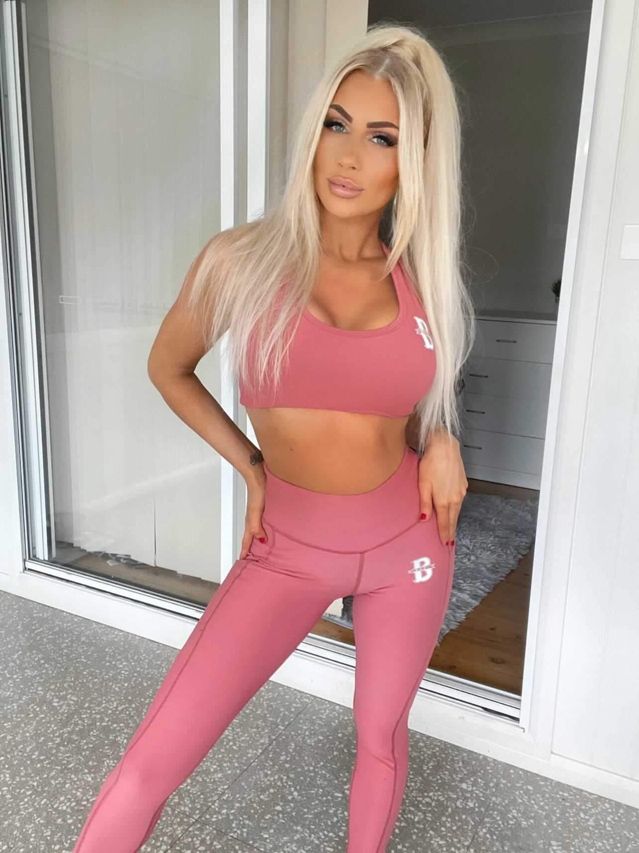 Womens Solid colour Leggings and Solid Sports Bra Set - Raspberry.